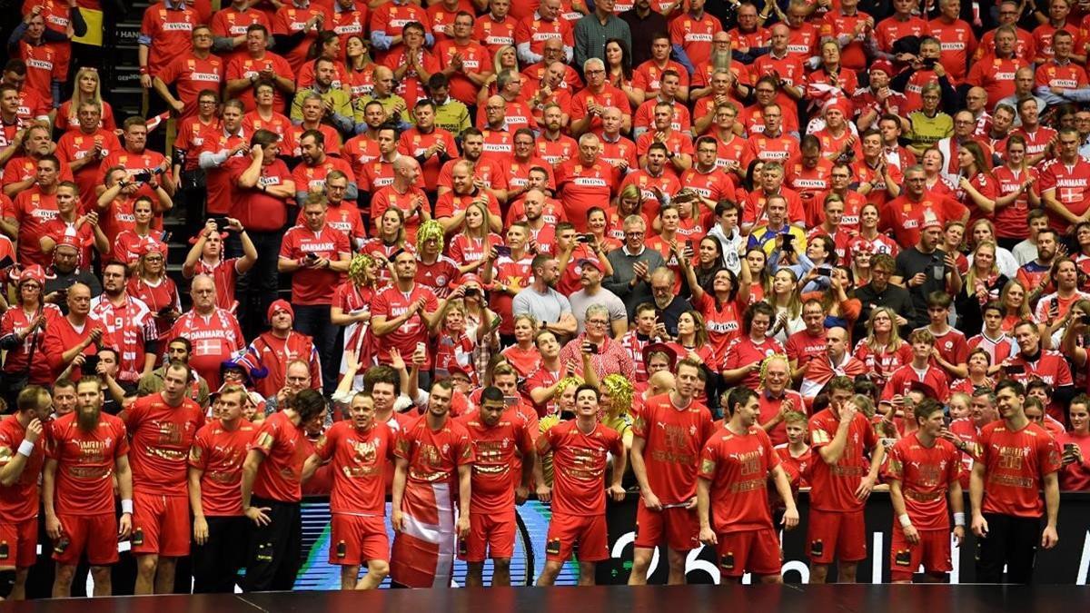 Los jugadores daneses celebran con su público el primer título mundial.