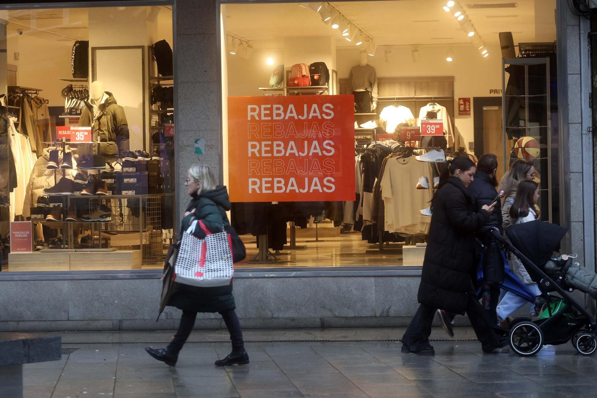 Las calles de Vilagarcía durante las rebajas de enero.