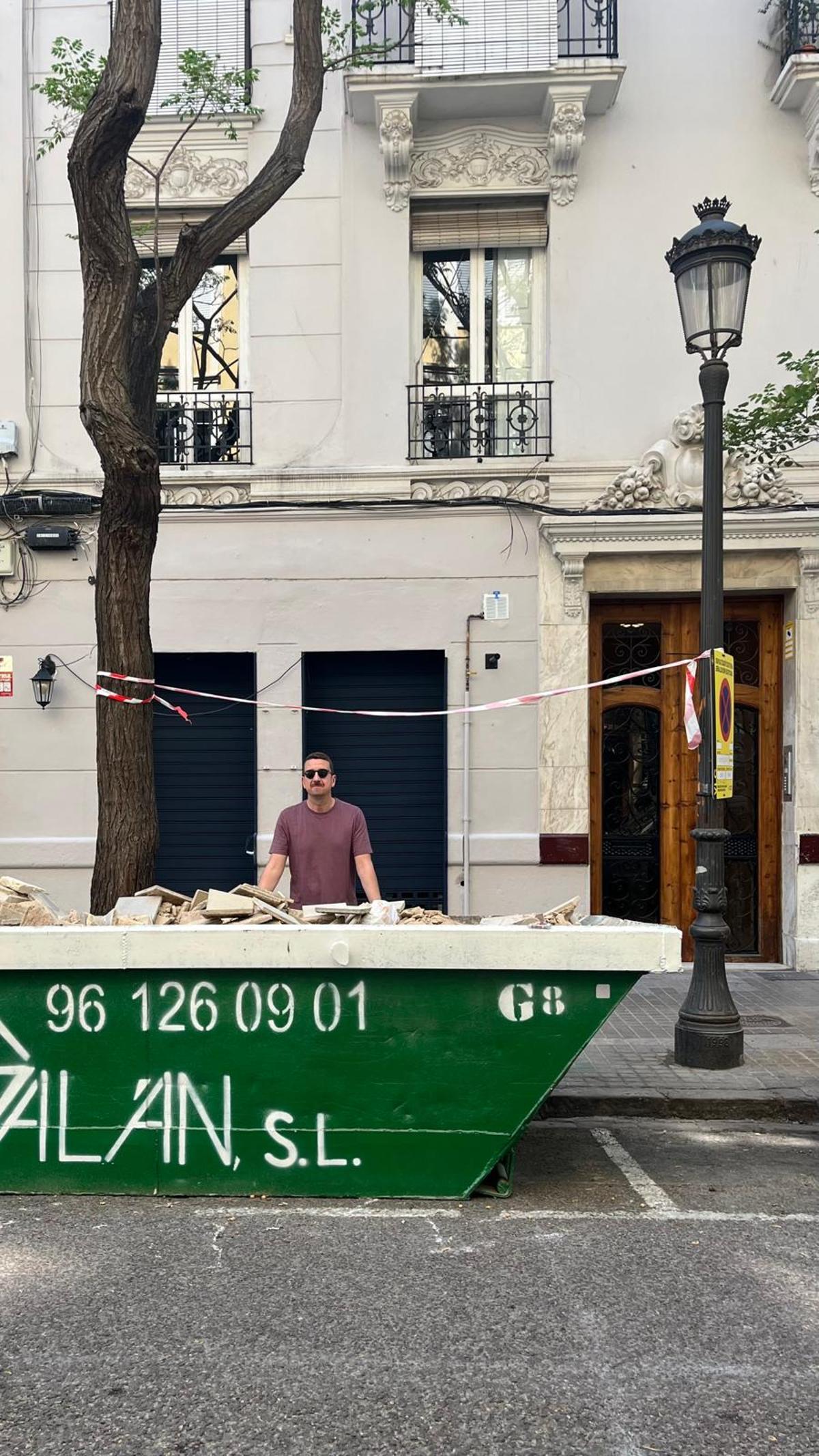 Un contenedor de obra en la calle Conde Altea, es un yacimiento seguro. En la imagen Martí Raga.
