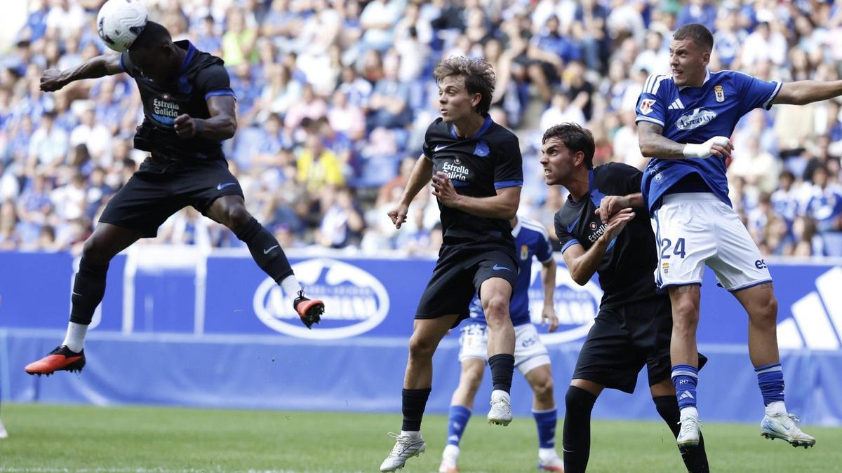 Bil Nsongo cabecea un balón durante el partido ante el Real Oviedo en el Carlos Tartiere.