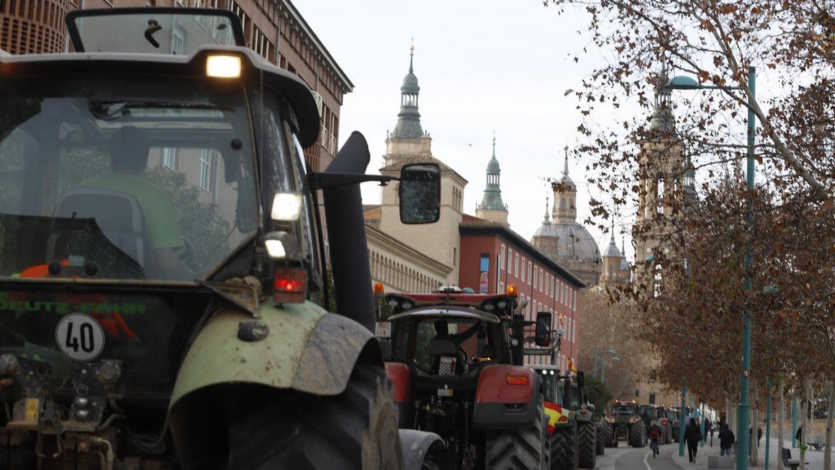 Protesta de los agricultores en pleno centro de Zaragoza.