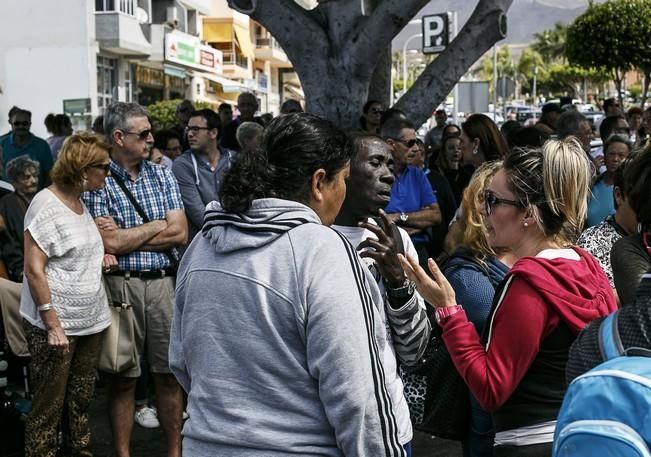 18/04/2016 SUCESOS derrumbe de la vivienda en los critianos donde fallecieron 7 personas  acto homenaje a las victimas   con un minuto de silencio en la plaza del pecador con  autoridades municipales colaboradores en el desescombro  familiares de las víctimas  y vecinos de los cristianos