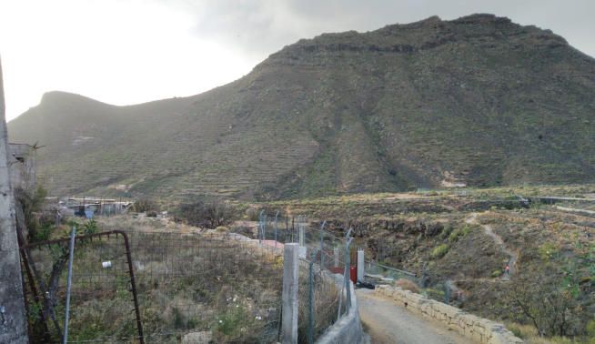 Un policía evita que un hombre salte a un barranco