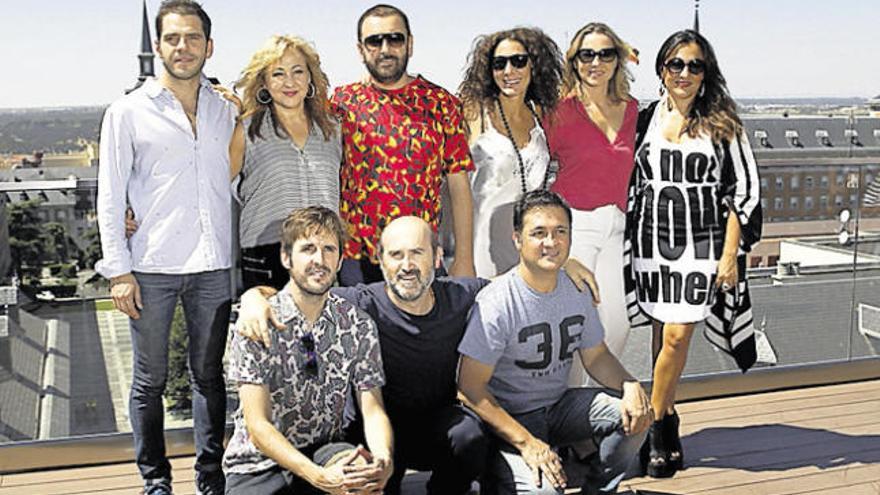 Con camiseta roja, Sabroso, ayer en Madrid con el elenco de su nueva película. |