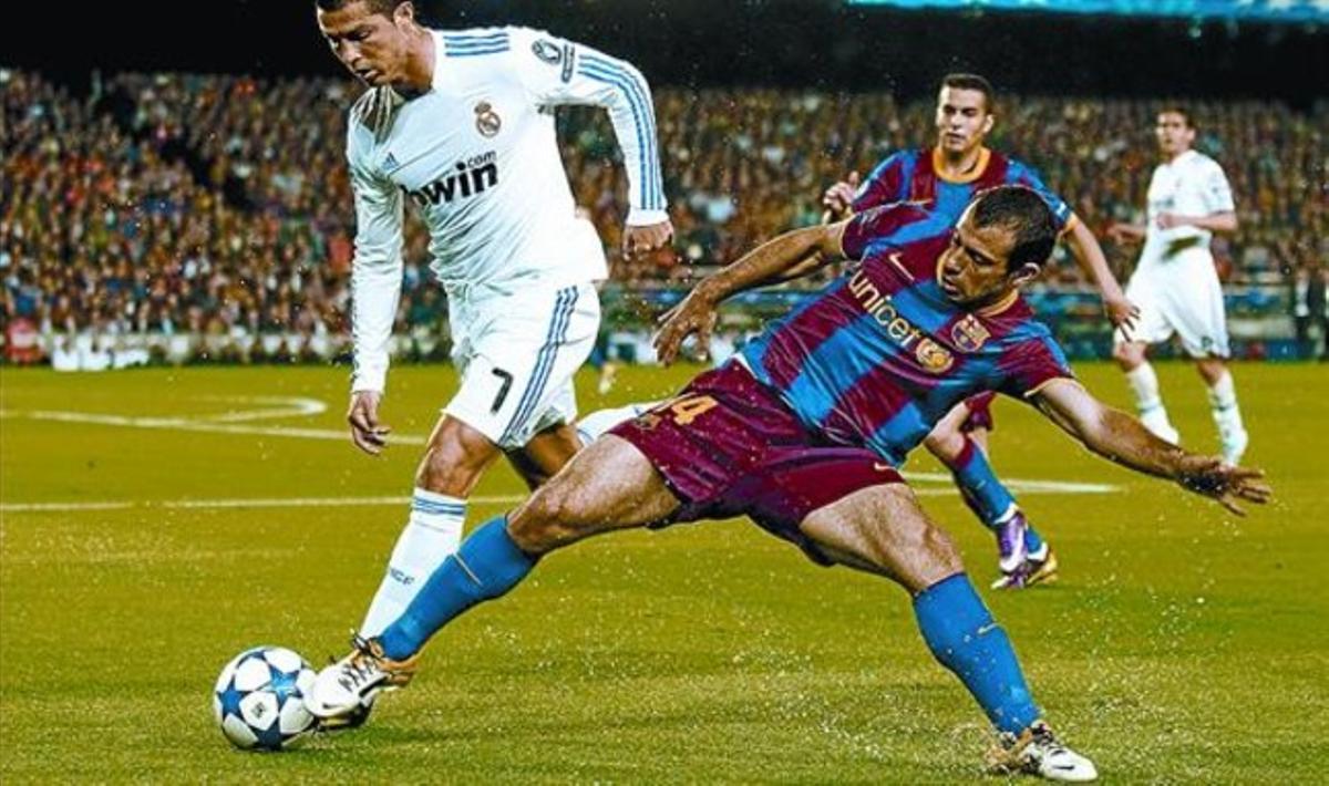 Mascherano i Cristiano Ronaldo en el clàssic de la Champions jugat al Camp Nou a l’abril.