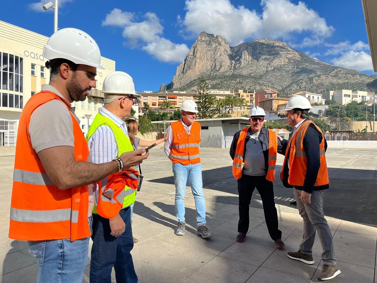 Juanfran Pérez Llorca visita, la semana pasada, una de las obras que se están haciendo en Finestrat