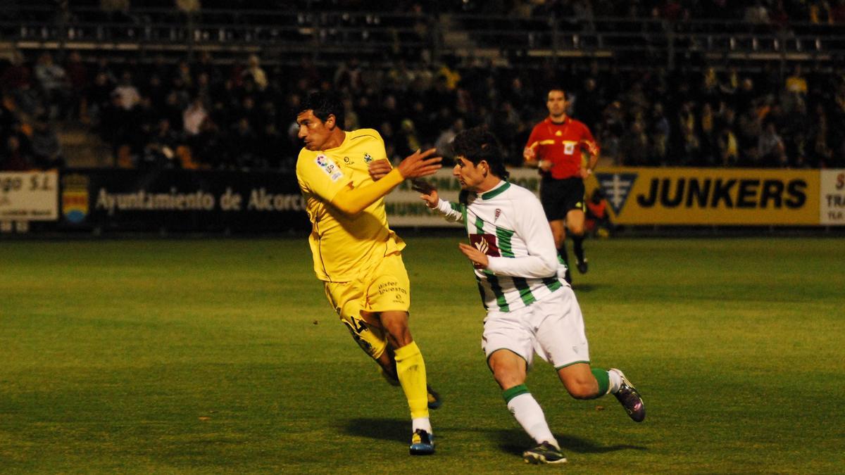 Javi Flores frente a Nagore en noviembre del 2010, durante el encuentro del Córdoba CF contra el Alcorcón.