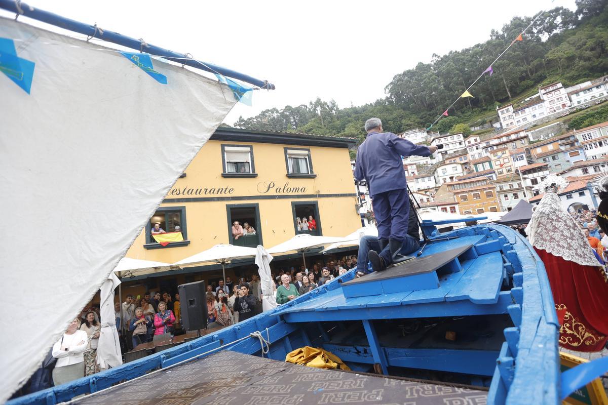 Cesáreo Marqués, en la barca desde la que recita el sermón de Cudillero.