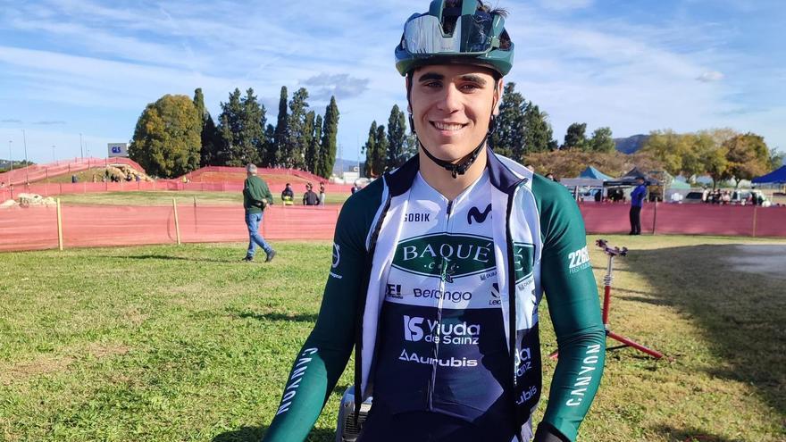 El ciclista de Canals Vicent Andrés con la nueva equipación del equipo Baqué.