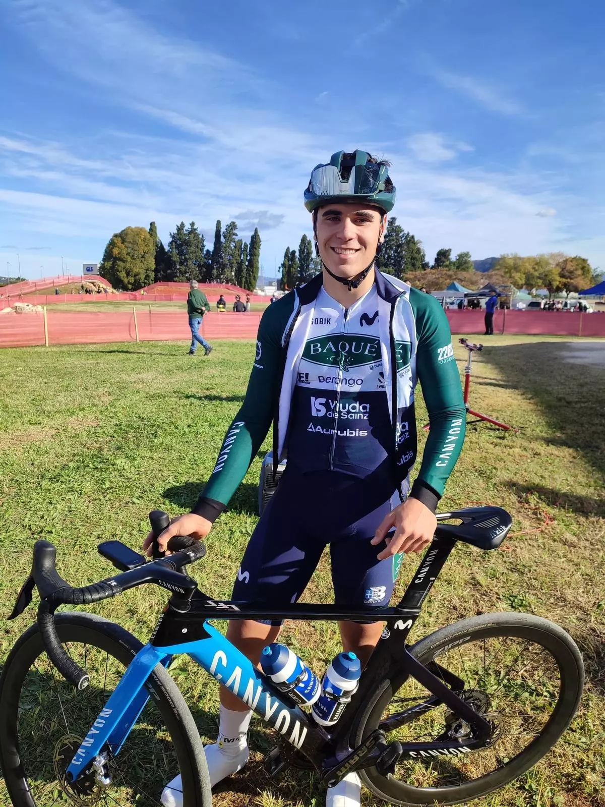 El ciclista de Canals Vicent Andrés estrena la equipación del Baqué Movistar