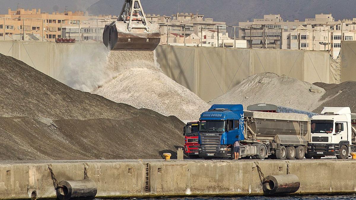 El puerto ha reforzado el muelle 17 donde se mueven los graneles para pueda soportar la nave cerrada de Eiffage.