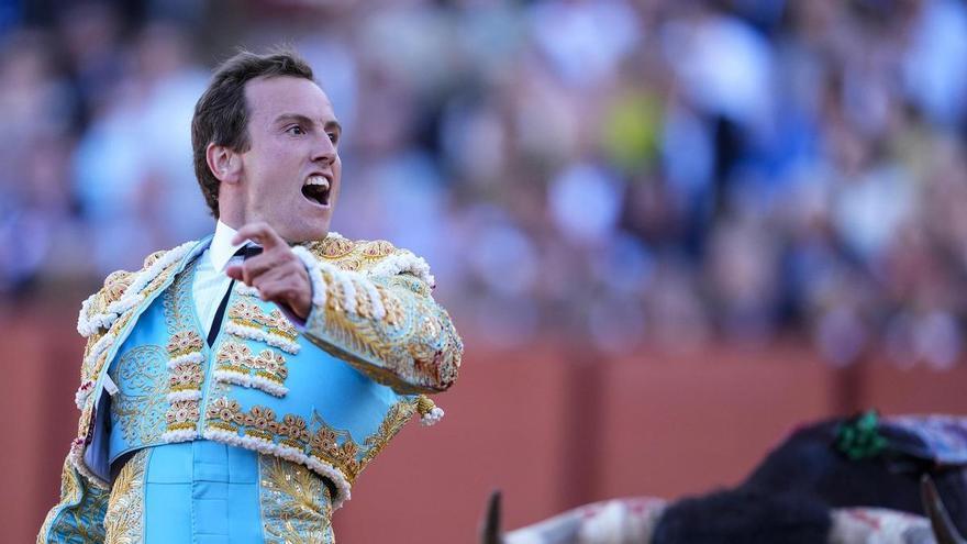 Román, una faena modelo a un Miura en Sevilla