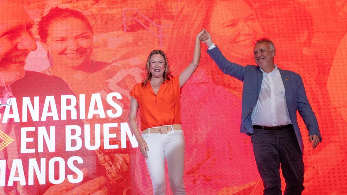 María Dolores y Ángel Víctor Torres en un mitin electoral.