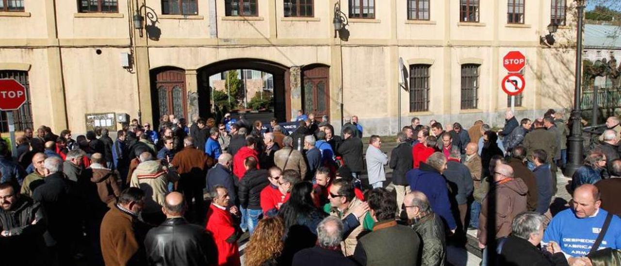 Trabajadores de la Fábrica de Armas, durante una de sus concentraciones como muestra de apoyo a los despedidos.