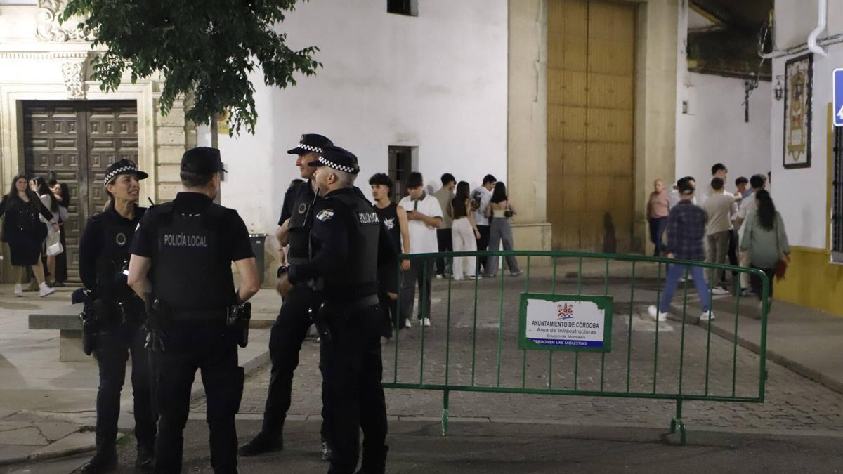 Agentes de la Policía Local de Córdoba durante las Cruces.