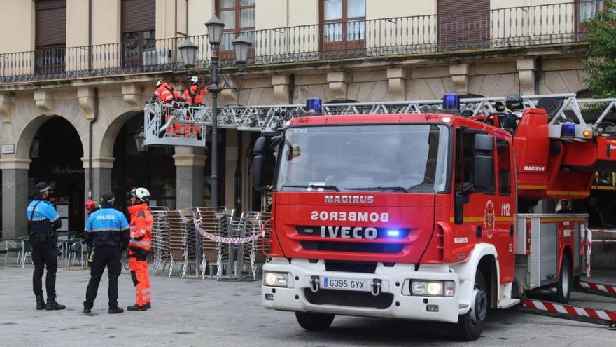 Un momento de la intervención de los bomberos.