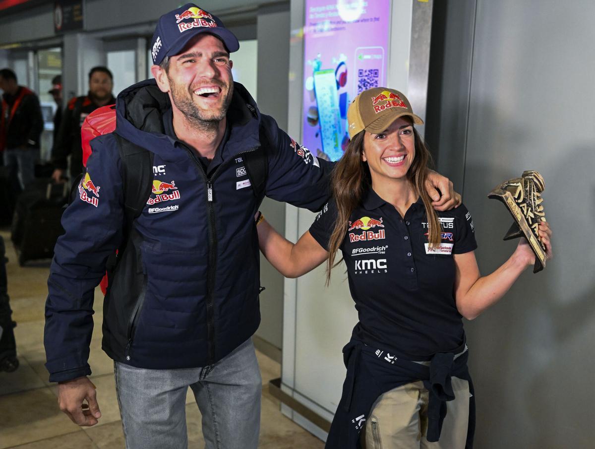 MADRID, 20/01/2024.- La piloto Cristina Gutiérrez (Red Bull) a su llegada este sábado al aeropuerto Adolfo Suárez-Madrid Barajas. Los españoles Carlos Sainz (Audi) y Cristina Gutiérrez (Red Bull) entraron en la historia del Dakar; el madrileño por conseguir su cuarto Touareg y la burgalesa por ser la segunda mujer en ganar la prueba, tras un rally marcado por la muerte del catalán Carles Falcón. EFE/ Víctor Lerena