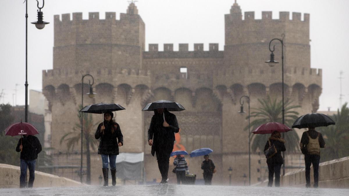 L’oratge a València demà, divendres: pluges, tempestes i una baixada de temperatures, segons l’Aemet.