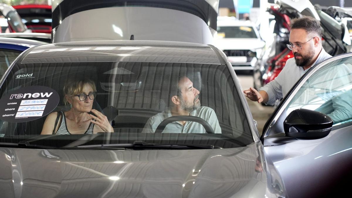 Galería: Los clientes observan los coches de Motorocasión.