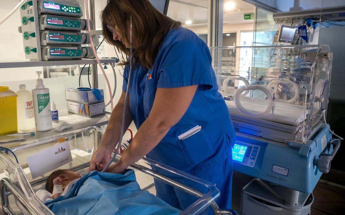 La Dra. Beatriz Castro en la Unidad de Cuidados Intensivos Neonatales y Pediátricos del hospital IMED Valencia.