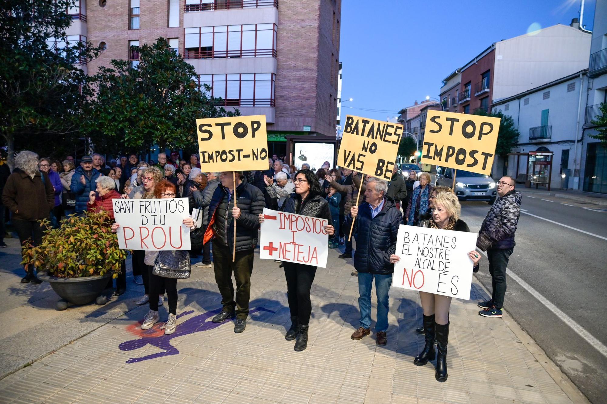 Un centenar de persones protesten a Sant Fruitós de Bages per la pujada d'impostos