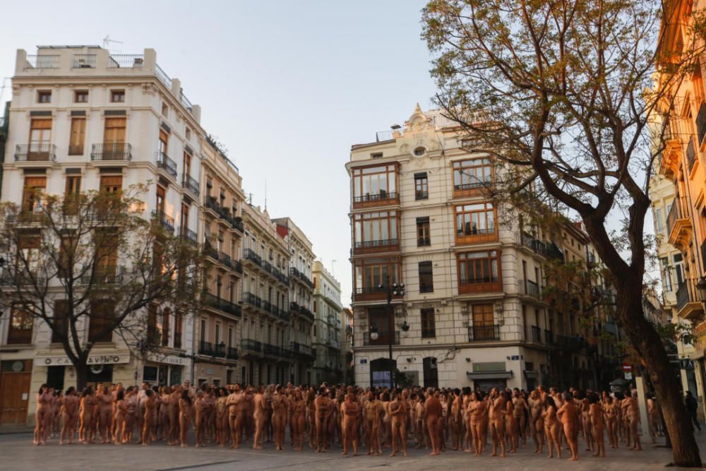 Spencer Tunick desnuda a 2.000 personas en València frente a las Torres de Serranos