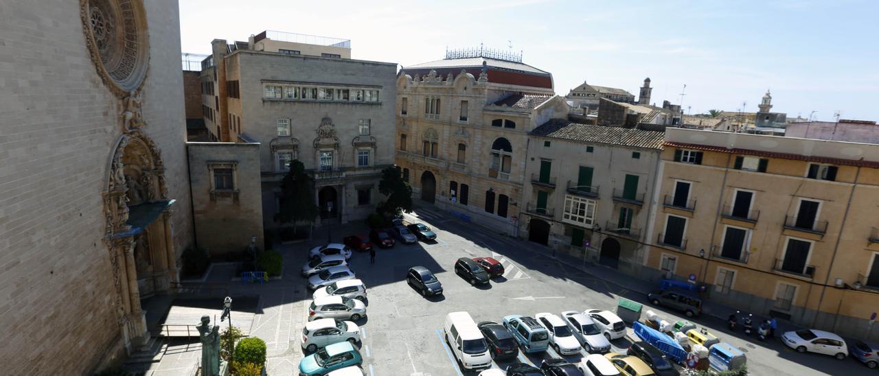 Imagen de la plaza Sant Francesc, con el colegio junto a la iglesia