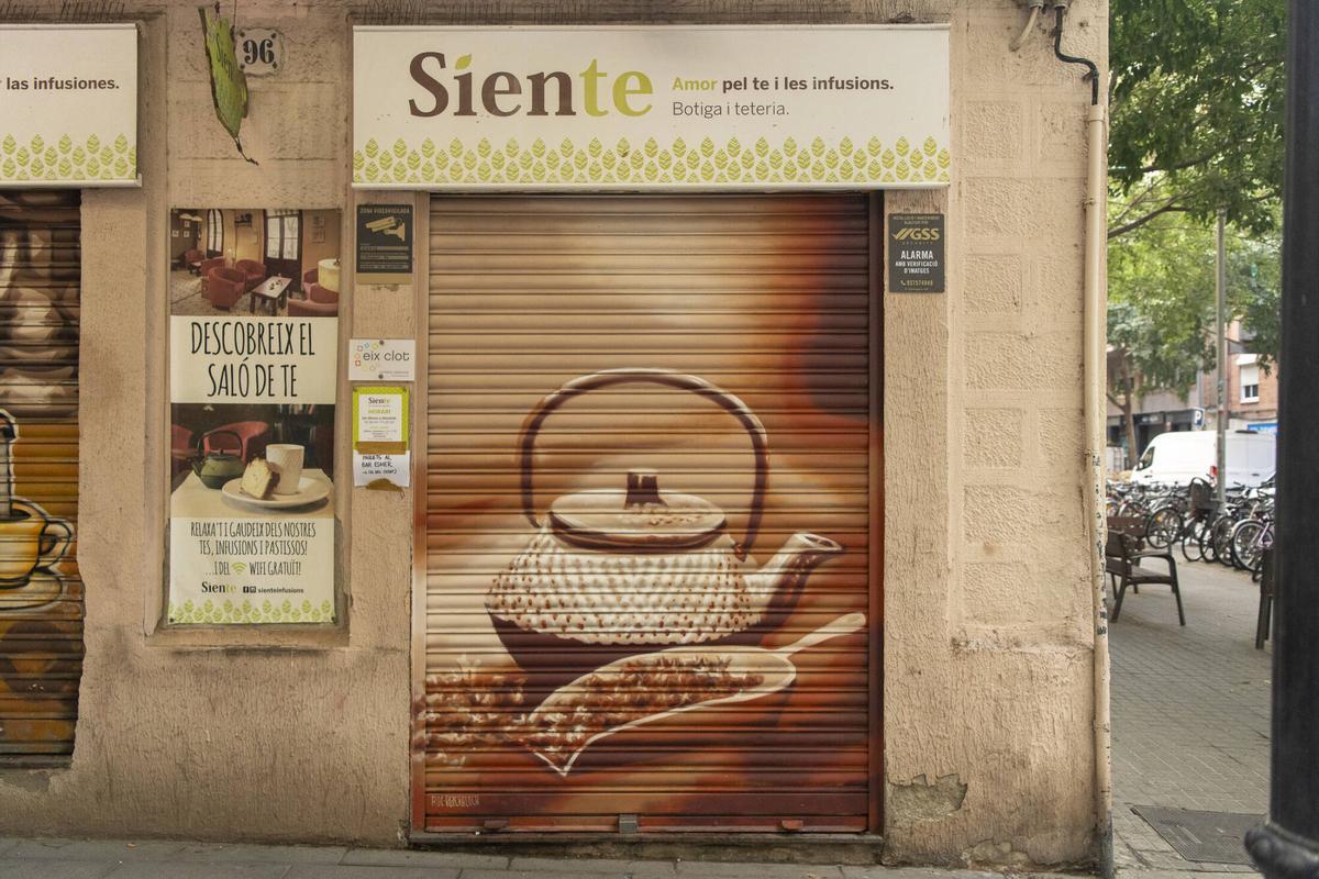 Persiana de la tienda y tetería Sien Té, en la calle Rogent, 96, pintada por el artista Roc Blackblock. Barcelona, 11 de agosto de 2026. Foto: Belén González / EP