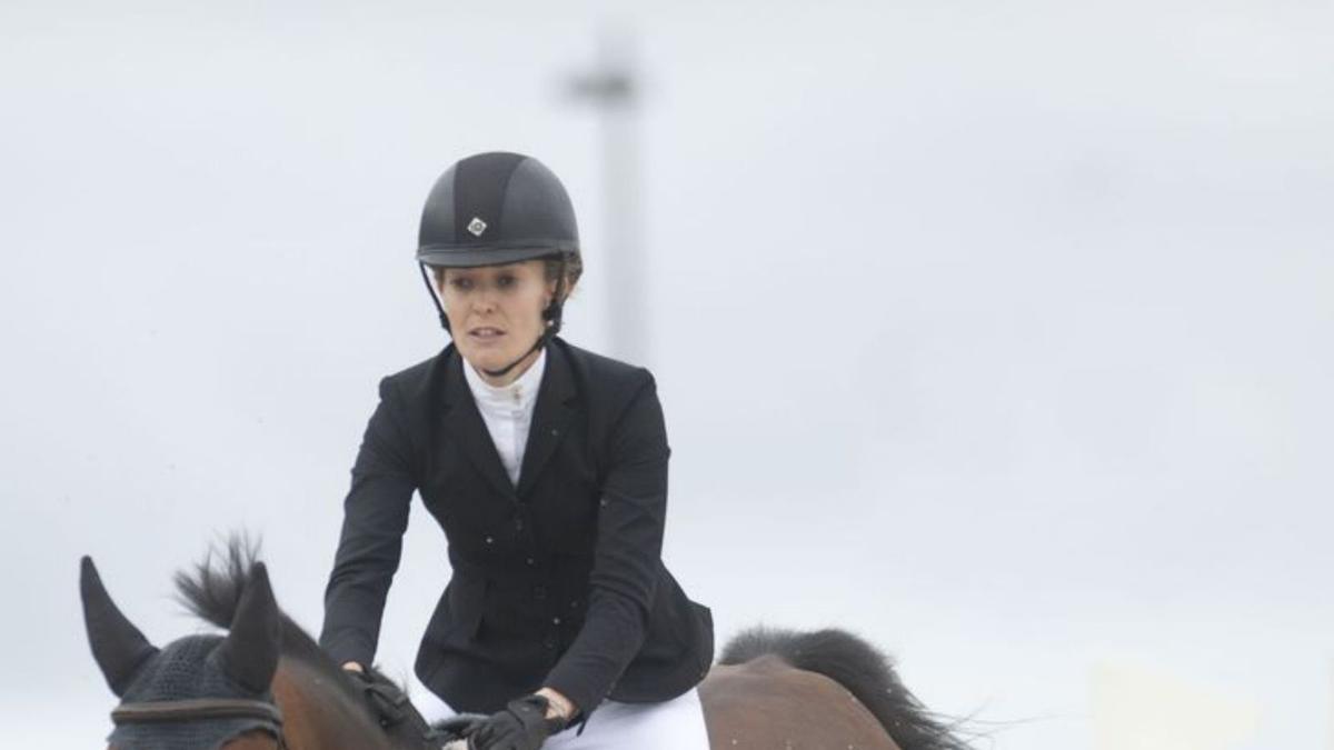 La nueva presidenta de Inditex, a lomos de uno de sus caballos en las instalaciones de Larín, en 2015.   | // J. ROLLER