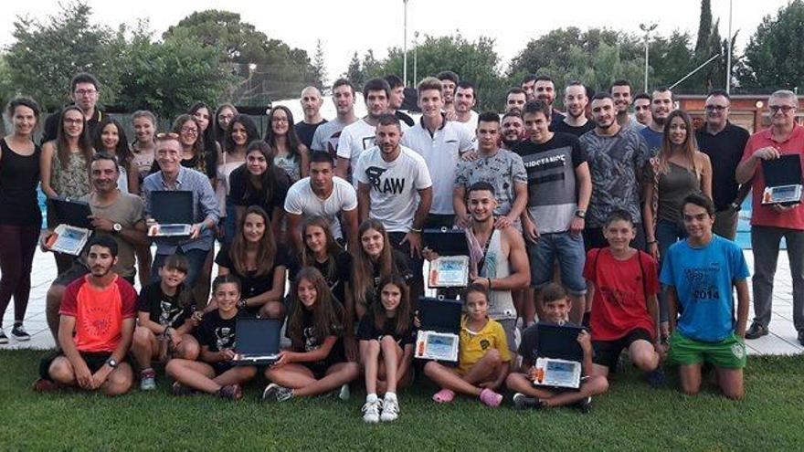 Grup de guardonats a la Festa de l&#039;Esport de Navàs, celebrada a les piscines de l&#039;Eix