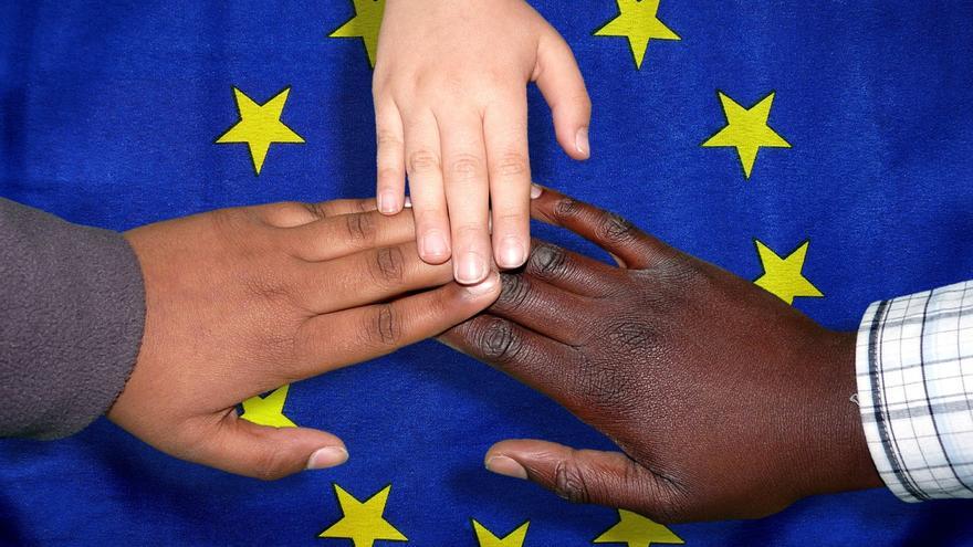 Los inmigrantes creen más en la democracia de lo que los europeos temen