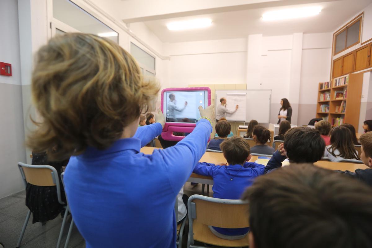 Un alumno de la escuela Voramar toma una foto del escritor e ilustrador superventas alemán Ingo Siegner durante la rueda de prensa organizada por los pequeños. 