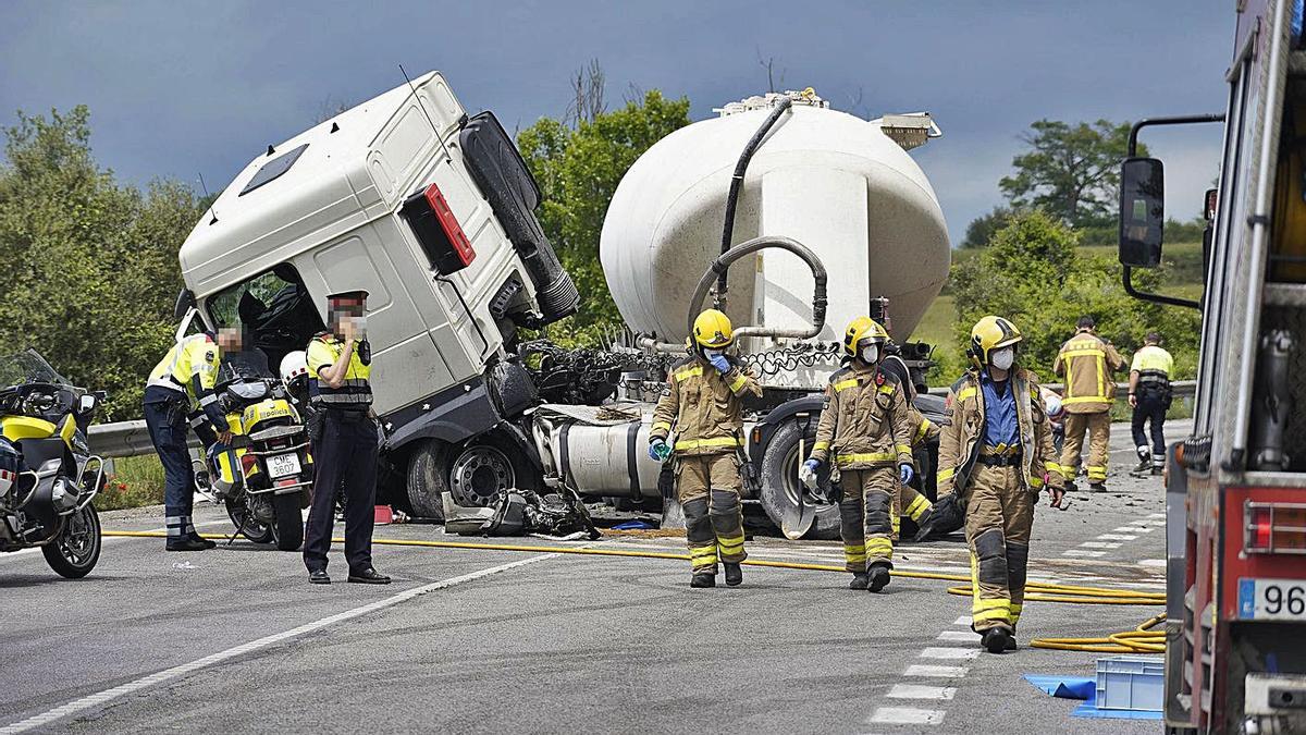Un cotxe i un camió amb una cuba xoquen a Cornellà el maig i mor el conductor del turisme. | MARC MARTÍ