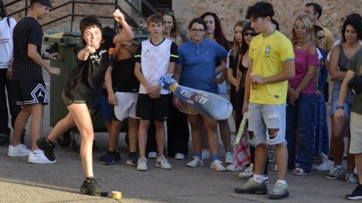 Catalanes y madrileños nietos de la emigración ponen en el mapa a Carrascosa de la Sierra y su lanzamiento de 'pernil'