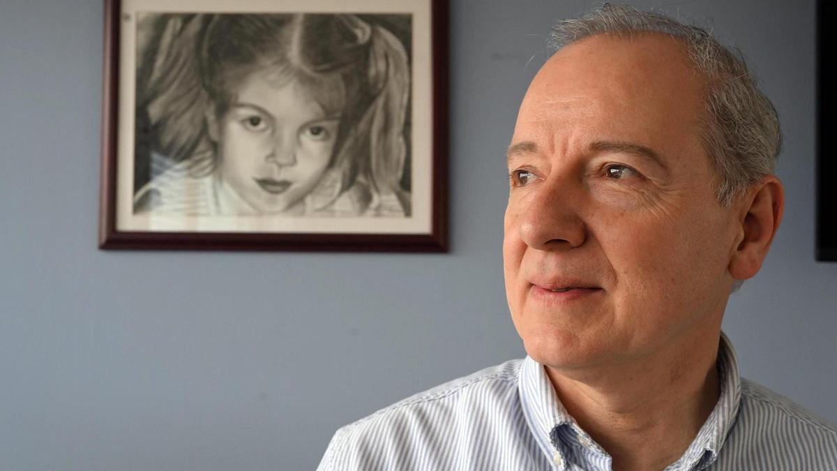 Jordi Cruz, director de la Asociación MPS-Lisosomales España, junto a un retrato de su hija Sofía, que tenía una enfermedad rara.