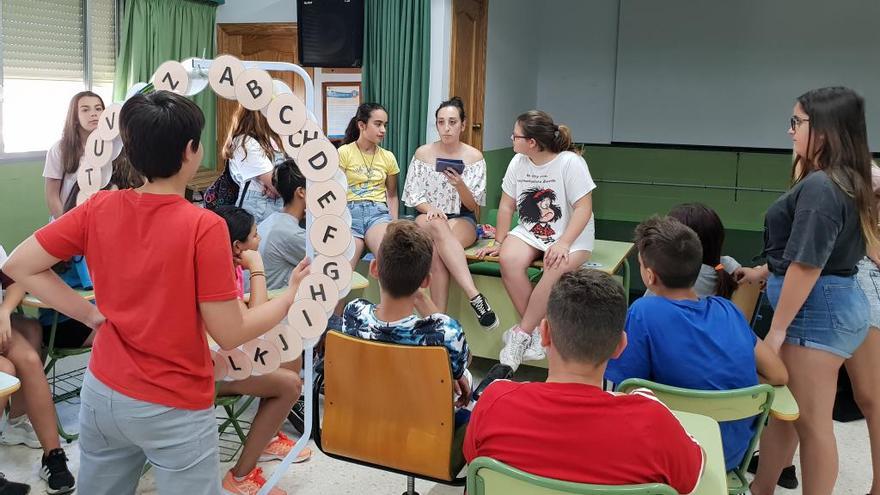 Mediadores del IES Jacaranda con Luna, una exalumna que ahora ayuda en las sesiones de formación que realizan semanalmente.