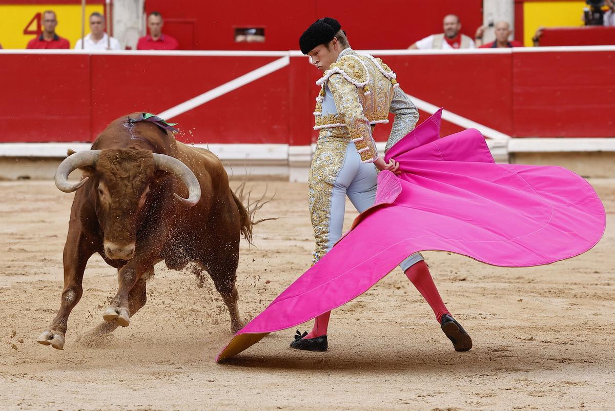 PAMPLONA, 10/07/2026.- El torero sevillano Borja Jiménez durante la lidia a su primer toro de la tarde en la sexta de abono de la Feria del Toro de los Sanfermines 2026 con toros de la ganadería gaditana de Álvaro Núñez y en la que comparte cartel con los diestros Morante de la Puebla y Pablo Aguado. EFE/ Villar López