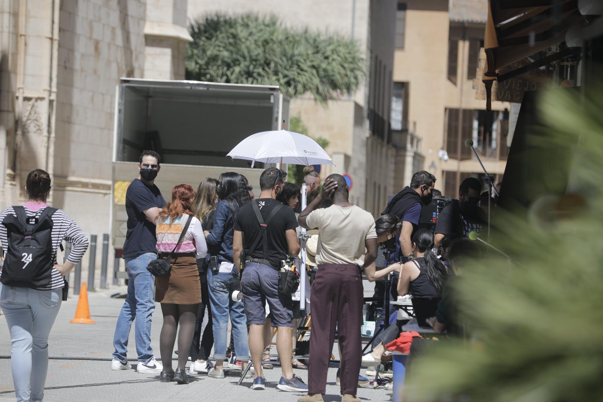 Ana de Armas, paseo con diamantes por la Lonja de Palma y Sa Torre Cega de los March