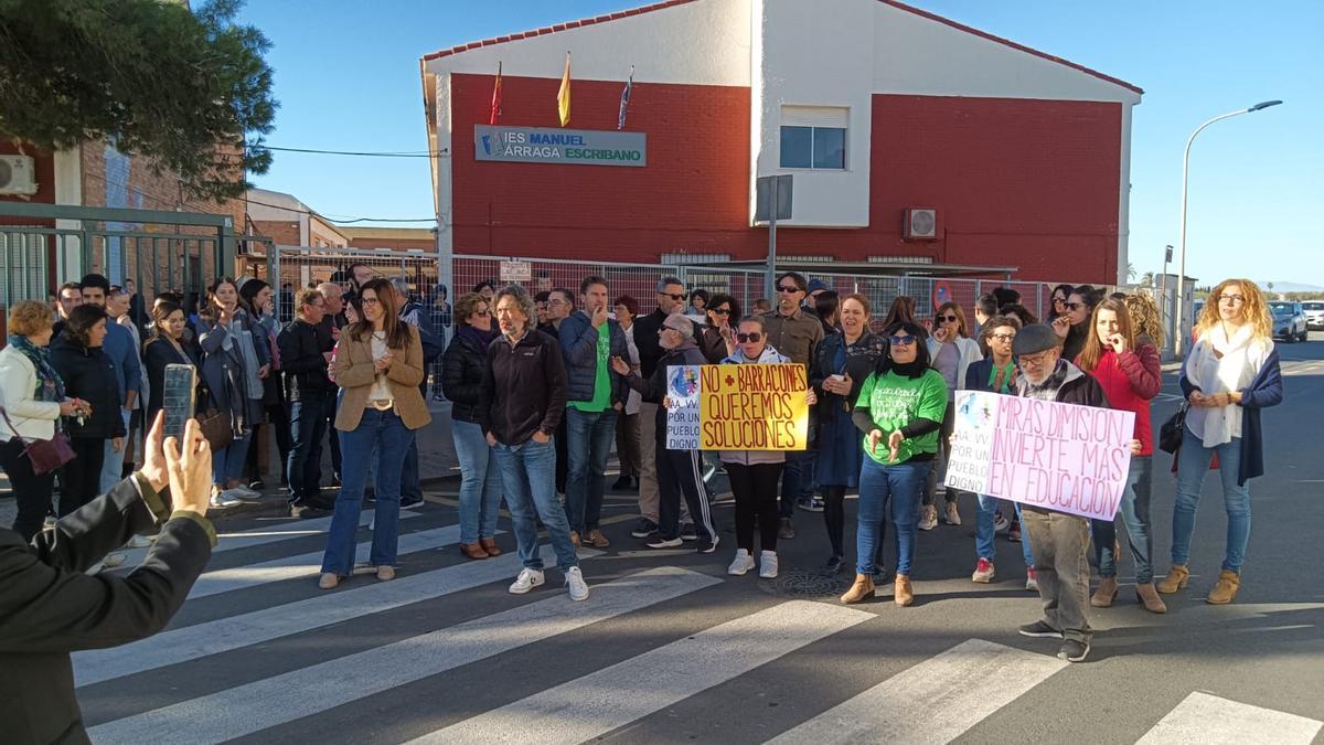 Protesta en el IES Manuel Tárraga Escribano de San Pedro del Pinatar, este jueves.