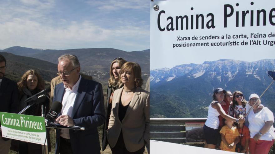 A la dreta de la imatge un cartell de Camina Pirineus, a l&#039;esquerra el president comarcal, Jesús Fierro, i la consellera, Meritxell Borràs.