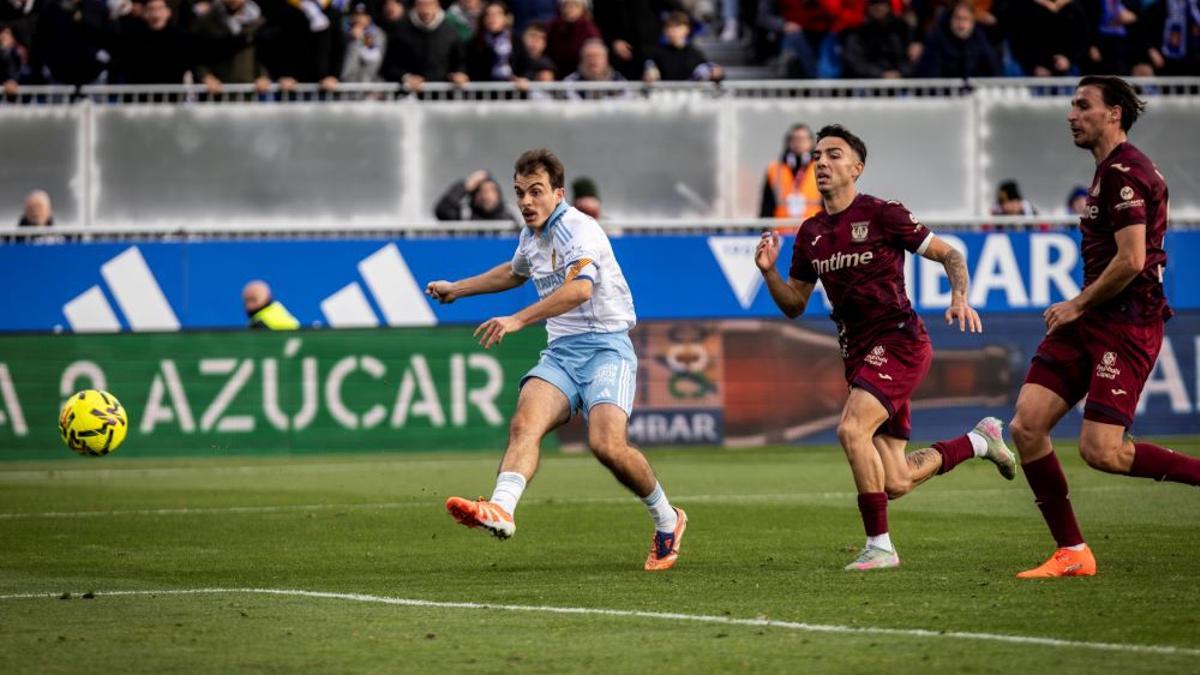 Francho Serrano dispara a puerta en la acción que supuso el tercer gol.