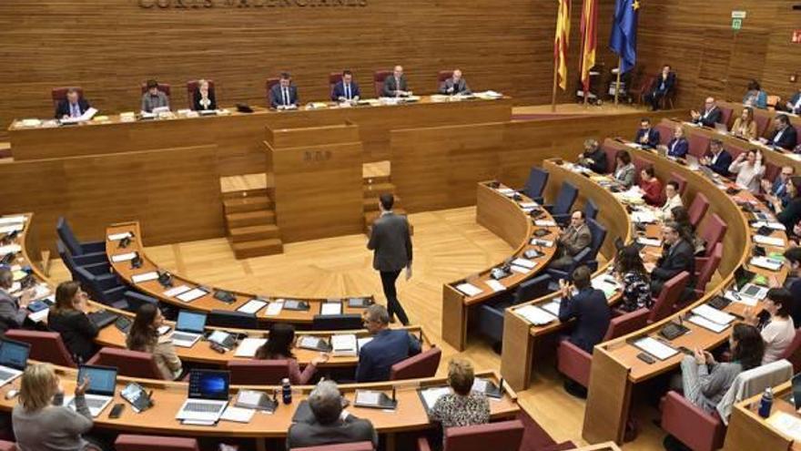 Un diputado se acerca a la tribuna de oradores de las Corts Valencianes durante un pleno.