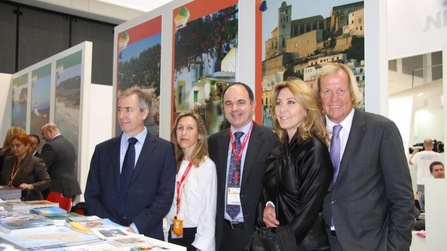 Kühn con Norma Duval, el expresidente del Consell Vicent Serra, el alcalde de Santa Eulària, Vicent Marí; y la primera teniente de alcalde, Carmen Ferrer, en una imagen de archivo de la feria de Fitur.