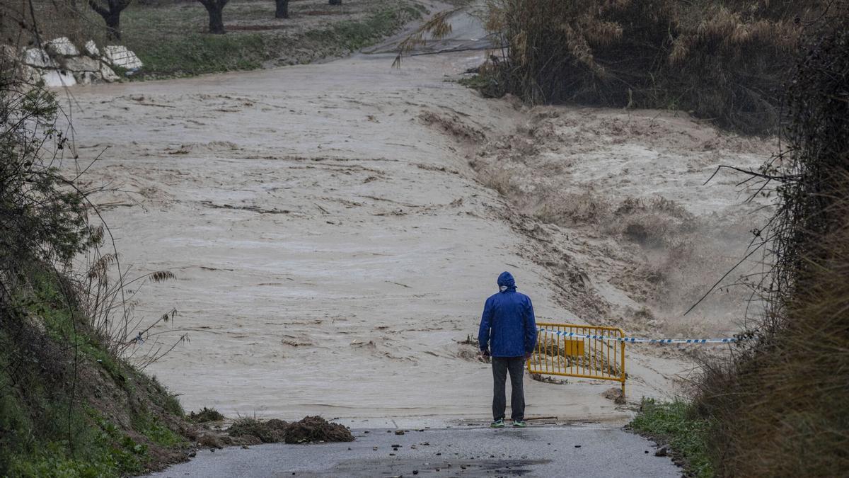 Un hombre junto a la carretera que une el municipio de Cehegín, (Murcia) con la pedanía de Canara, cortada al tráfico por el desbordamiento del Río Argos tras las fuertes lluvias caídas en las últimas horas en Cehegín.