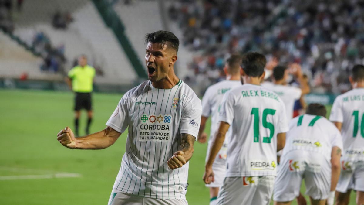 Willy celebra uno de los goles del Córdoba CF al Rayo Majadahonda en la primera vuelta en El Arcángel.