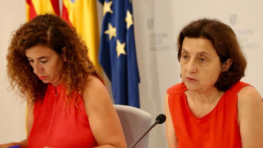 Pilar Costa y Fina Santiago, durante la rueda de prensa.