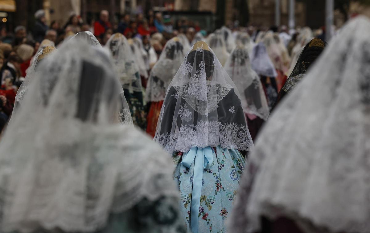 Desfile de falleras en la Ofrenda a la Mare de Déu en València.