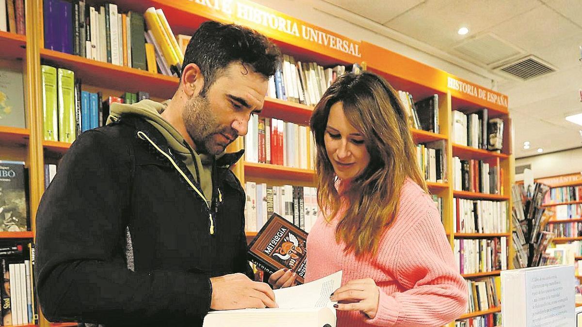 Dos lectores tratan de decidirse entre varios ejemplares.