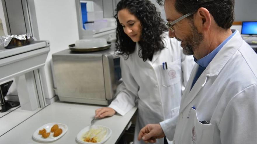 La UPCT patenta una técnica para hacer croquetas sin gluten que absorben la mitad de aceite