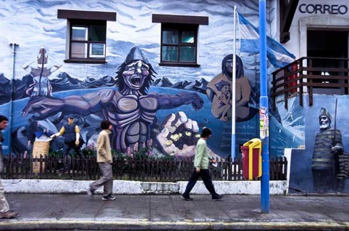 Mural en la fachada de la oficina de correos de Ushuaia.